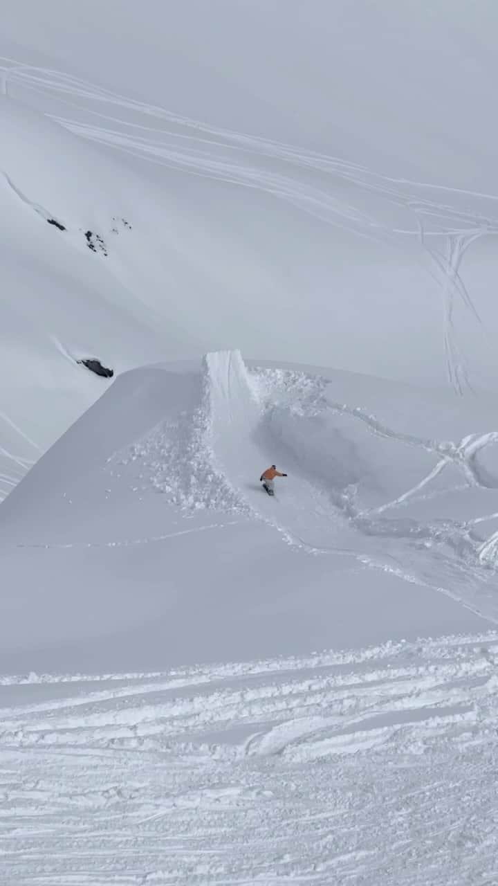 アナログクロージングのインスタグラム：「@darcysharpe going big in the backcountry ❄️   Watch Darcy’s full part in ‘prÆy’ - Now playing on @shred_bots YouTube 🔗  🎥 @spencerobrien  #Burton #Snowboarding」