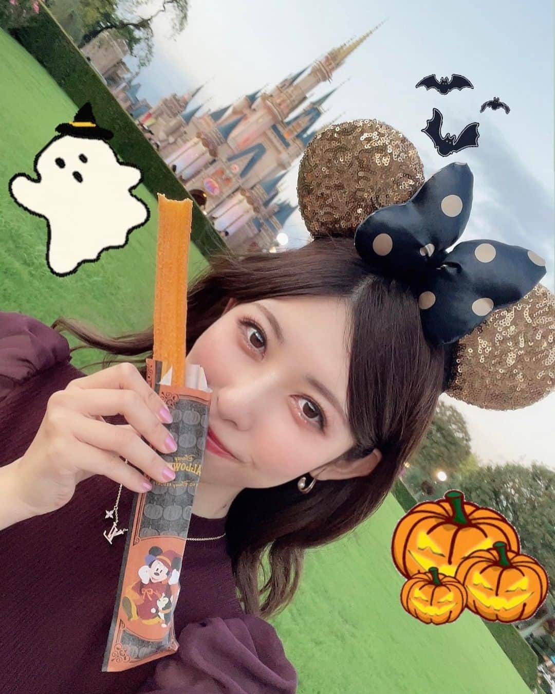 橘ゆりかのインスタグラム：「⁡   世間はもうクリスマスムードなってるけど ここではハロウィンさせてもらうよ笑🎃 こっちはまだ夏の思い出投稿も終わってないよ😈 ⁡ ⁡ ⁡ #ディズニーランド #ハロウィン #橘ゆりか #disney  #ハロウィンディズニー #シンデレラ城 #トゥーンタウン #ミッキーカチューシャ #チュロス #ディズニーハロウィン2023 #disneyhalloween #tokyodisneyland #tdl #dハロ #halloween」