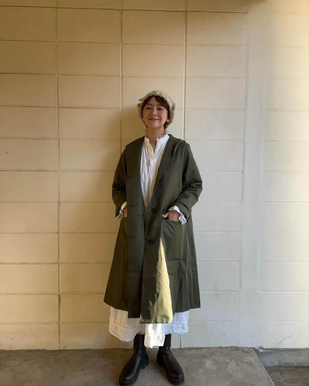 菅谷梨沙子さんのインスタグラム写真 - (菅谷梨沙子Instagram)「11月入ったしニット帽被っちゃおう〜と思って🤭♡  とはいえ、日中暑い…笑 でも夕方になるとやっぱり肌寒くて😵‍💫 軽めのコート持ってきて大正解だった😅💦  @aunt_lily.jp のなんだけど、形綺麗&ライナーセットでお気に入り◎ 別の商品だけどauntlilyのコート持ってて、それもお気に入りで春頃良く着てた😙！  ライナーあるだけで温かさ違うし、これも真冬と真夏以外は着れそうだな♡  さてと、気がつけばこんな時間！ おやすみ🥱zz  #ママファッション #ママコーデ #秋コーデ #秋冬コーデ #auntlily」11月4日 0時08分 - risako_sugaya