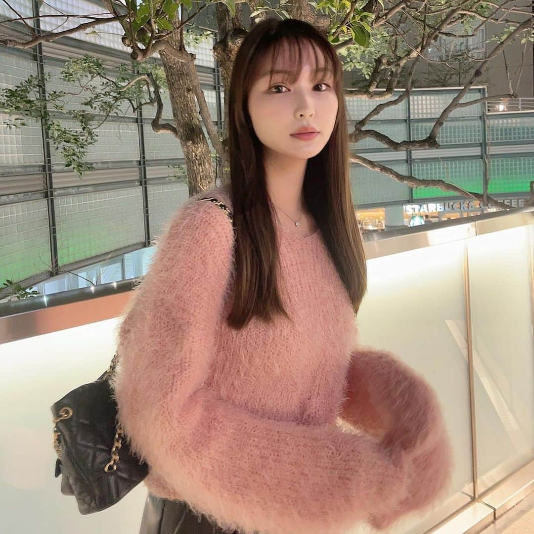 椎名美月さんのインスタグラム写真 - (椎名美月Instagram)「札幌からお友達来てくれた日の私服。 楽しかった思い出はまた投稿しよっと！  tops 韓国のサイトで2年前くらいに購入 pants #zara bags #chanel」11月4日 0時12分 - mizkiss