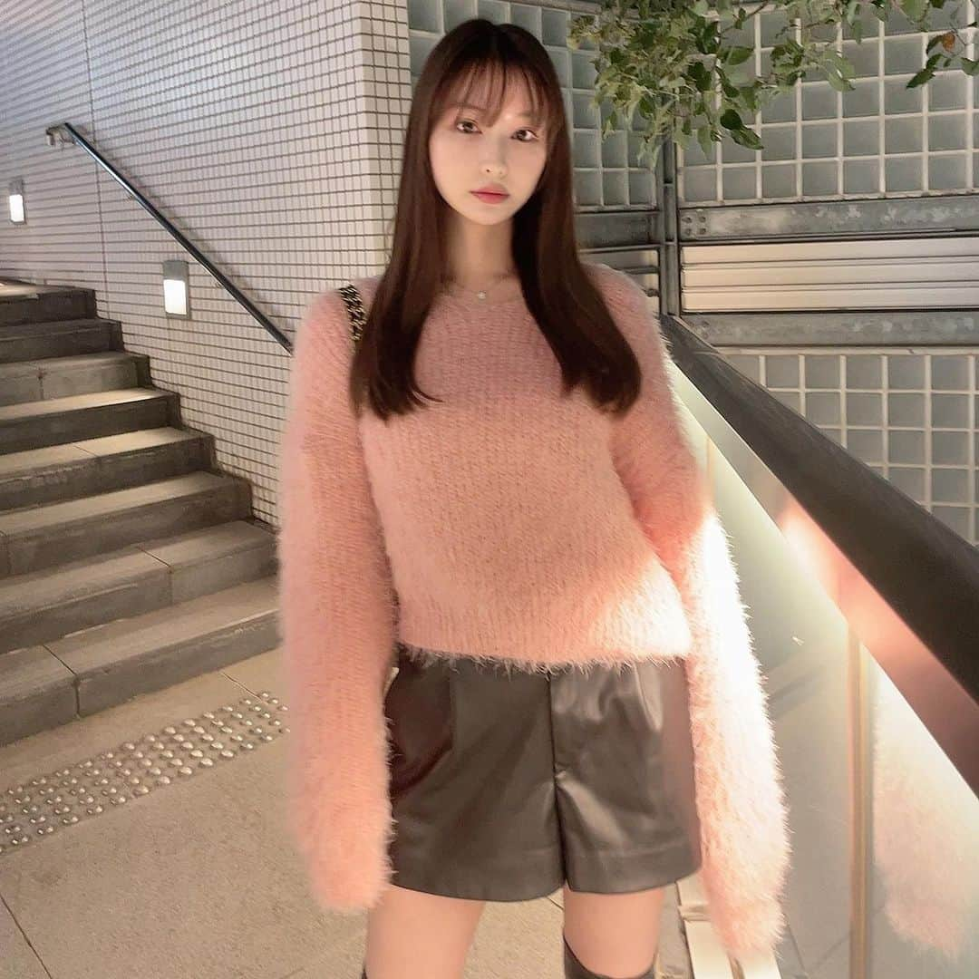 椎名美月さんのインスタグラム写真 - (椎名美月Instagram)「札幌からお友達来てくれた日の私服。 楽しかった思い出はまた投稿しよっと！  tops 韓国のサイトで2年前くらいに購入 pants #zara bags #chanel」11月4日 0時12分 - mizkiss