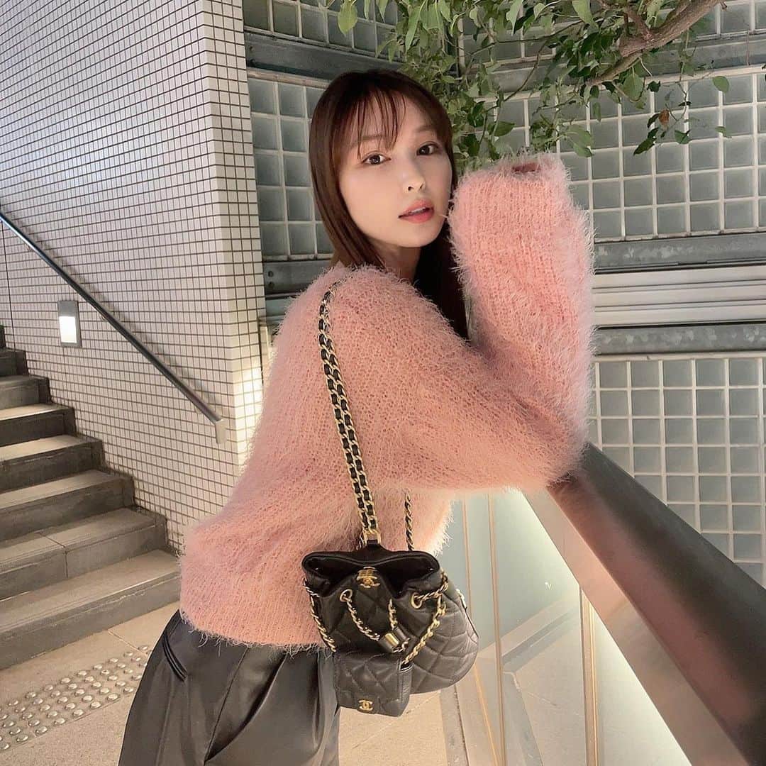 椎名美月さんのインスタグラム写真 - (椎名美月Instagram)「札幌からお友達来てくれた日の私服。 楽しかった思い出はまた投稿しよっと！  tops 韓国のサイトで2年前くらいに購入 pants #zara bags #chanel」11月4日 0時12分 - mizkiss