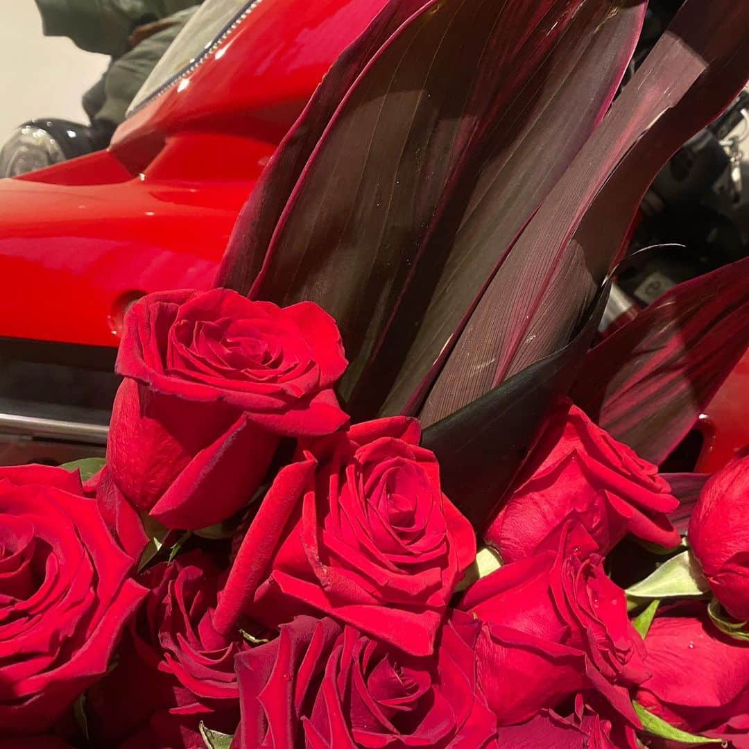 福山理子さんのインスタグラム写真 - (福山理子Instagram)「RAD IS LIFE  全然、ギター触ってない  #2021 #赤い薔薇 #バイクと薔薇 #motercyclelife #スネークモータース #Ducati」11月4日 0時13分 - rikofukuyama