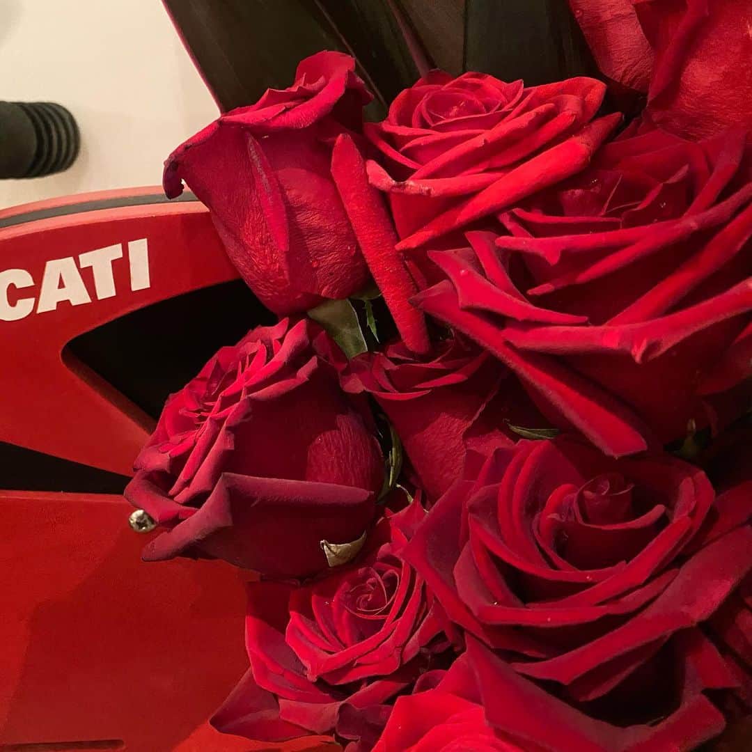 福山理子さんのインスタグラム写真 - (福山理子Instagram)「RAD IS LIFE  全然、ギター触ってない  #2021 #赤い薔薇 #バイクと薔薇 #motercyclelife #スネークモータース #Ducati」11月4日 0時13分 - rikofukuyama
