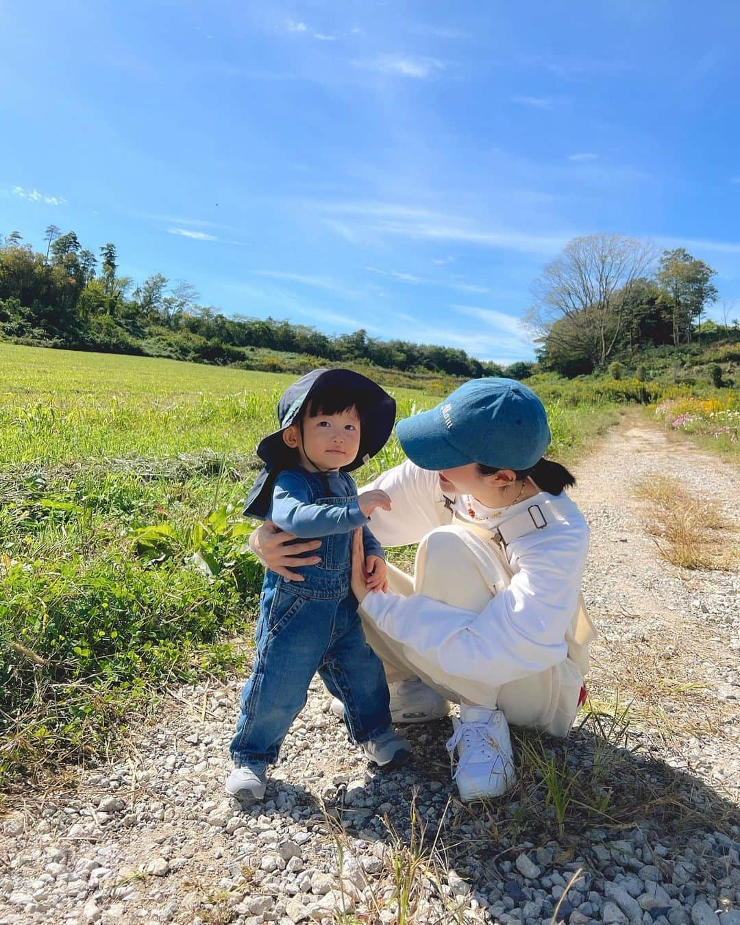 Karunaさんのインスタグラム写真 - (KarunaInstagram)「🐄 𝗺𝗼𝗼~~~  牛の鳴き真似がとってもお上手に出来たから 本物を見て欲しくて久保アグリファームへ🍦 大きくて迫力があって少し怖かったかな？笑  広島にいられるうちになるべく時間を作って 好きなお店 よく行ってた所 思い出の場所を 感謝を気持ちを込めて たくさん巡りたい🫶🏻  #男の子ママ #小さい彼氏 #牧場 #広島観光 #家族でお出かけ #リンクコーデ #秋コーデ」11月4日 0時14分 - karuna0520