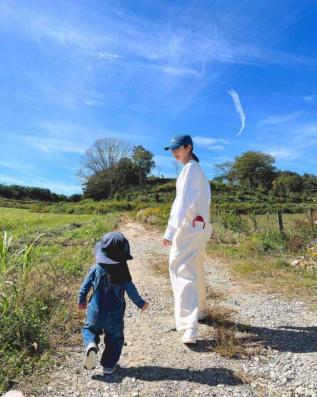 Karunaのインスタグラム：「🐄 𝗺𝗼𝗼~~~  牛の鳴き真似がとってもお上手に出来たから 本物を見て欲しくて久保アグリファームへ🍦 大きくて迫力があって少し怖かったかな？笑  広島にいられるうちになるべく時間を作って 好きなお店 よく行ってた所 思い出の場所を 感謝を気持ちを込めて たくさん巡りたい🫶🏻  #男の子ママ #小さい彼氏 #牧場 #広島観光 #家族でお出かけ #リンクコーデ #秋コーデ」