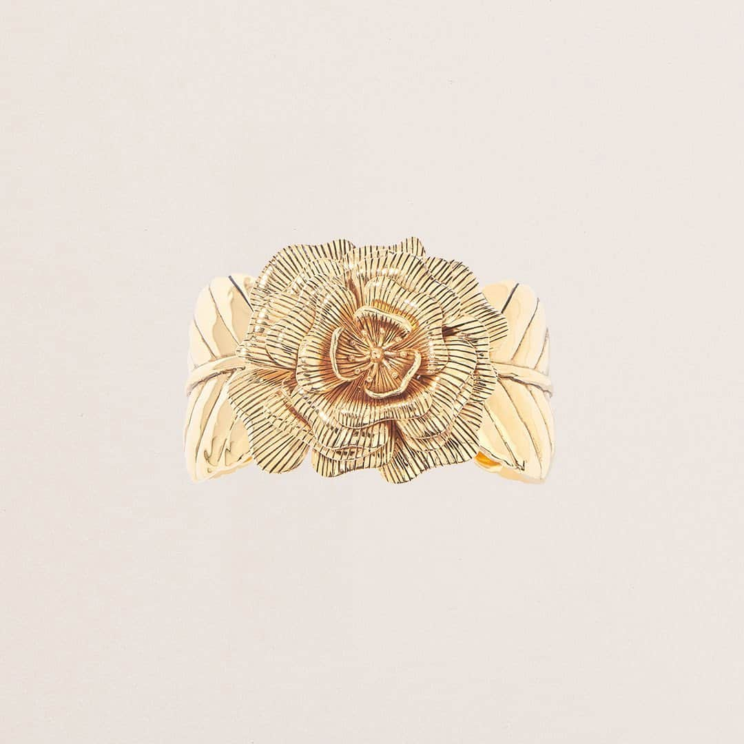 オーレリービダマンさんのインスタグラム写真 - (オーレリービダマンInstagram)「Succumb to the beauty of our ROSALINDE cuff, bracelet and ring in a divinely chiseled rose with rich golden details 🌹✨  #New #Rosalinde #BritishHeritage #FW23 #jewelry #aureliebidermann」11月4日 0時15分 - aureliebidermann