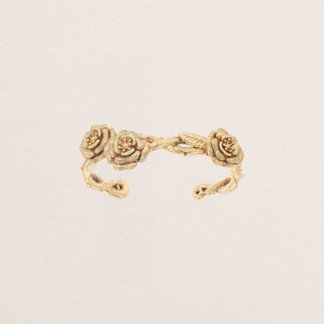 オーレリービダマンさんのインスタグラム写真 - (オーレリービダマンInstagram)「Succumb to the beauty of our ROSALINDE cuff, bracelet and ring in a divinely chiseled rose with rich golden details 🌹✨  #New #Rosalinde #BritishHeritage #FW23 #jewelry #aureliebidermann」11月4日 0時15分 - aureliebidermann