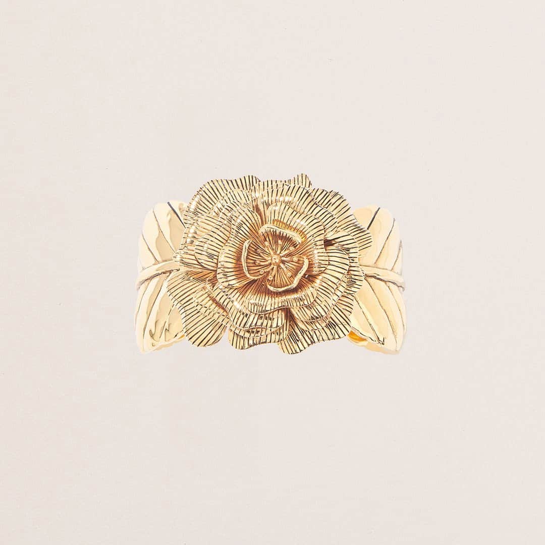オーレリービダマンのインスタグラム：「Succumb to the beauty of our ROSALINDE cuff, bracelet and ring in a divinely chiseled rose with rich golden details 🌹✨  #New #Rosalinde #BritishHeritage #FW23 #jewelry #aureliebidermann」