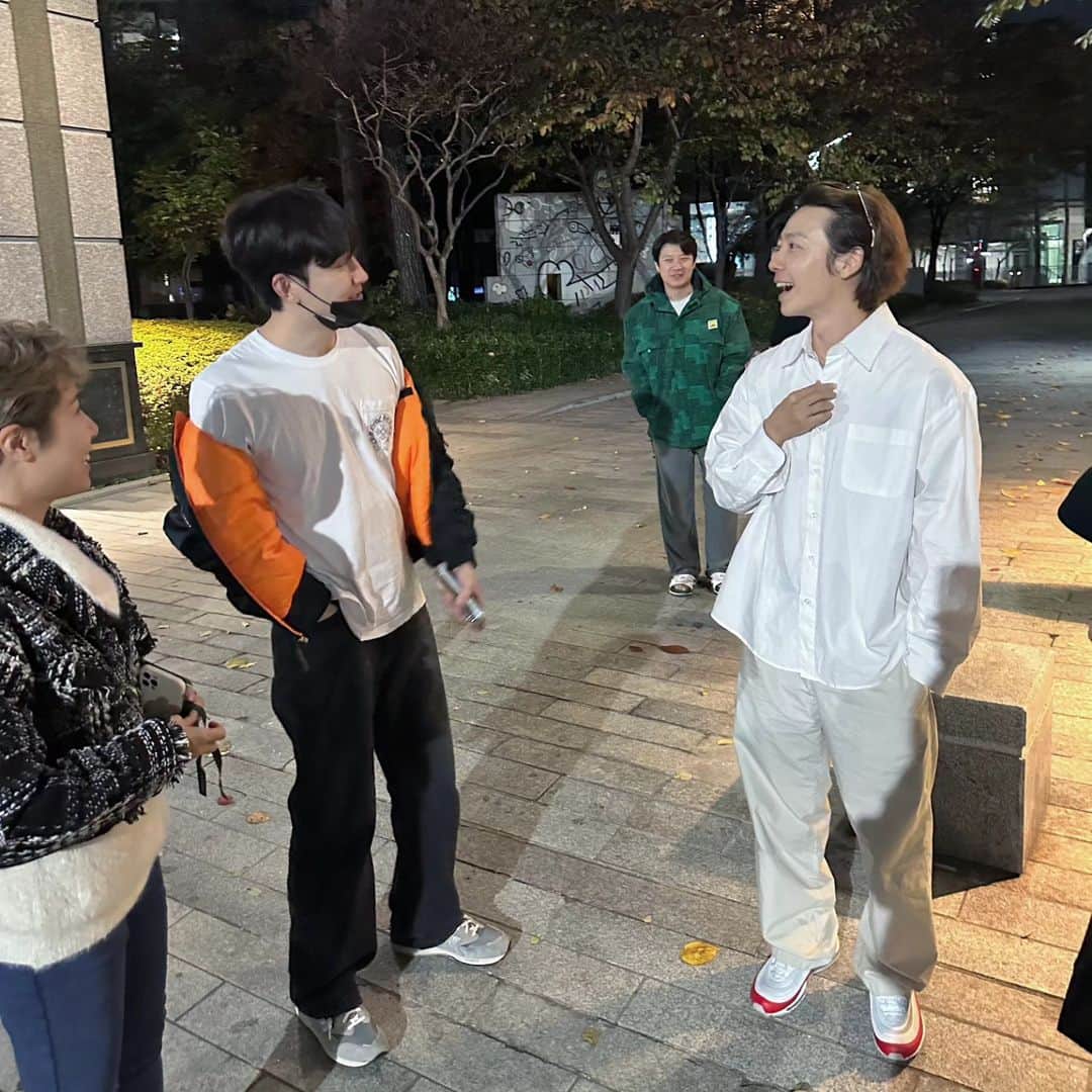 リョウクさんのインスタグラム写真 - (リョウクInstagram)「길 걷다가 우연히 멤버를 만날 확률은?🤔」11月4日 0時16分 - ryeo9ook