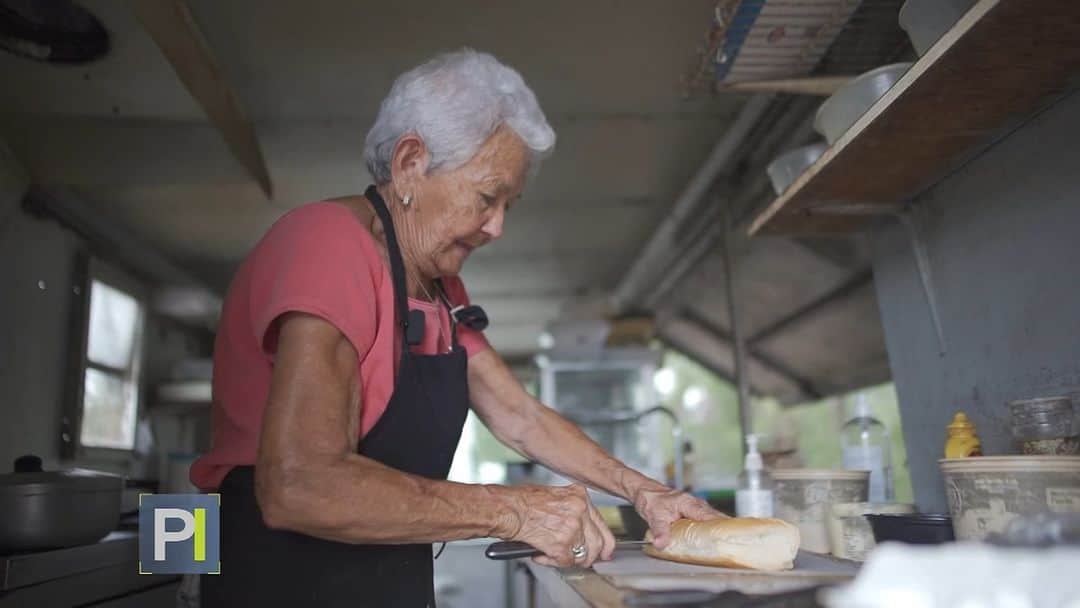 Primer Impactoのインスタグラム：「👩🏻‍🍳 Una chef que se levanta todos los días a las 3 am para alimentar a cientos de personas.  La historia te la cuenta hoy viernes @officialjackieg a las 5pm/4c en #PrimerImpacto 📺.」