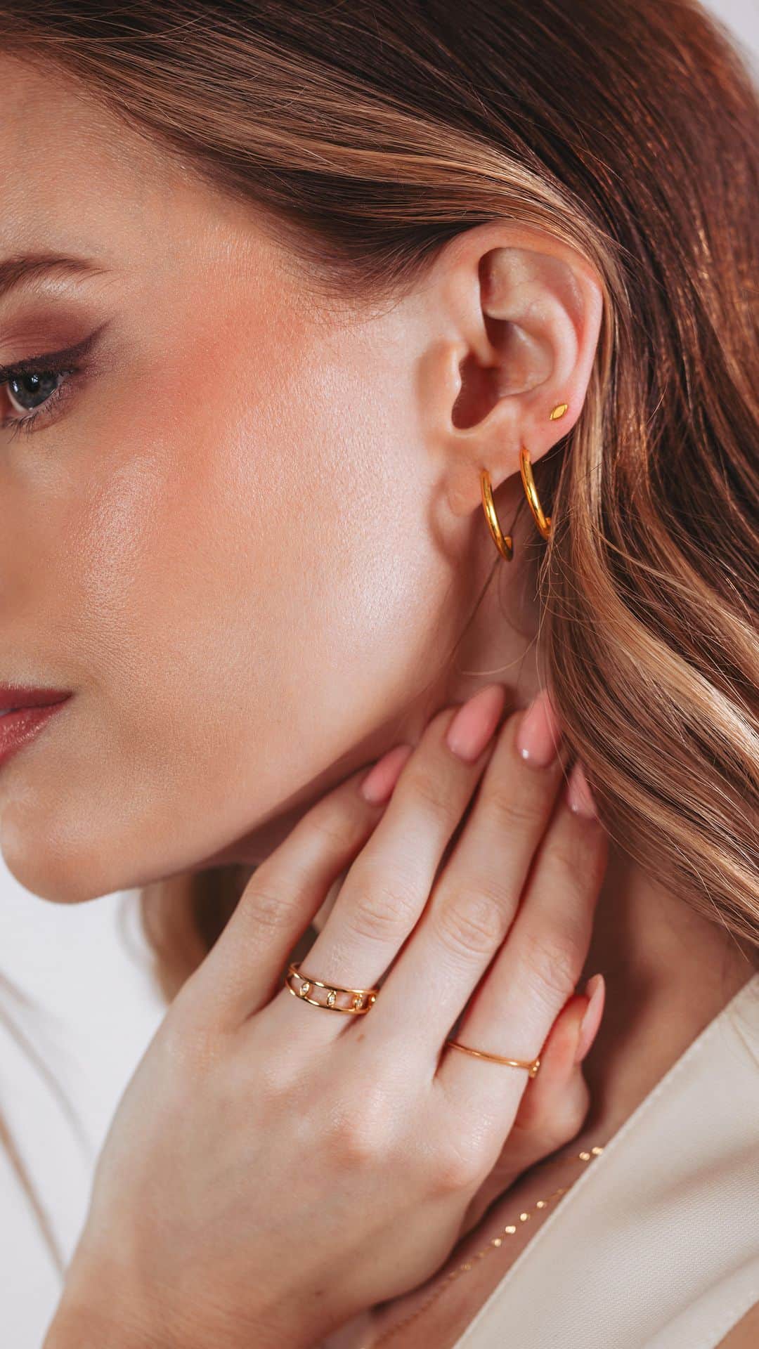 のインスタグラム：「It’s LAUNCH DAY of my fifth jewellery range with @edgeofember {ad} and an extension of our beautiful 14kt Gold and Lab Grown diamonds collection. I personally adore the longevity and lifelong sentimentality of jewellery made in precious metals, and so I wanted to expand on our fine jewellery collection, adding two rings, two earrings and two new necklaces. Drawing on the Marquise theming of the existing range, the new six pieces integrate the same theme with dainty and delicate designs. Therefore if you loved the first drop, you’ll love this one just as much. I can’t wait to hear what you think ❤️  Glam: @hairbychrislong / @louisehallmakeup Shot at @frowstudio  Outfits: 1: @wardrobe.nyc 2. @cosstores 3. @hollandcooperclothing 4. @ragandbone 5. @wolford x @simkhai」