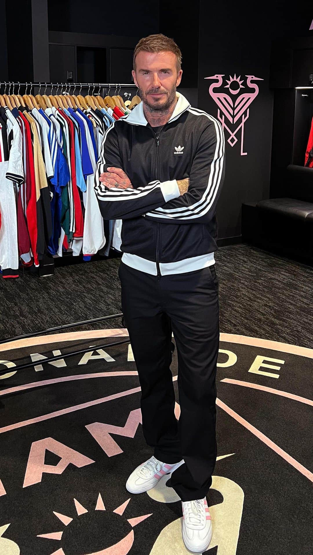 デビッド・ベッカムのインスタグラム：「My career in shirts 👕 Loved taking a trip down memory lane with @classicfootballshirts… watch the 3-part series over on TikTok 📲」