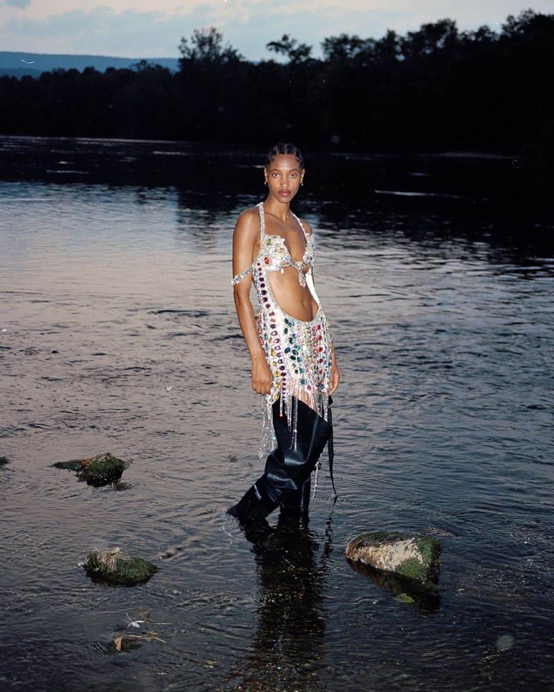 Moschinoのインスタグラム：「Serving decadence from the deep! One of our jewel-encrusted creations from #MoschinoFW23 is featured in @10magazine’s latest issue.   Photographer @evenabrowning  Stylist @corneliuslafayette  Model @issanewdai  #Moschino #MoschinoEditorials」