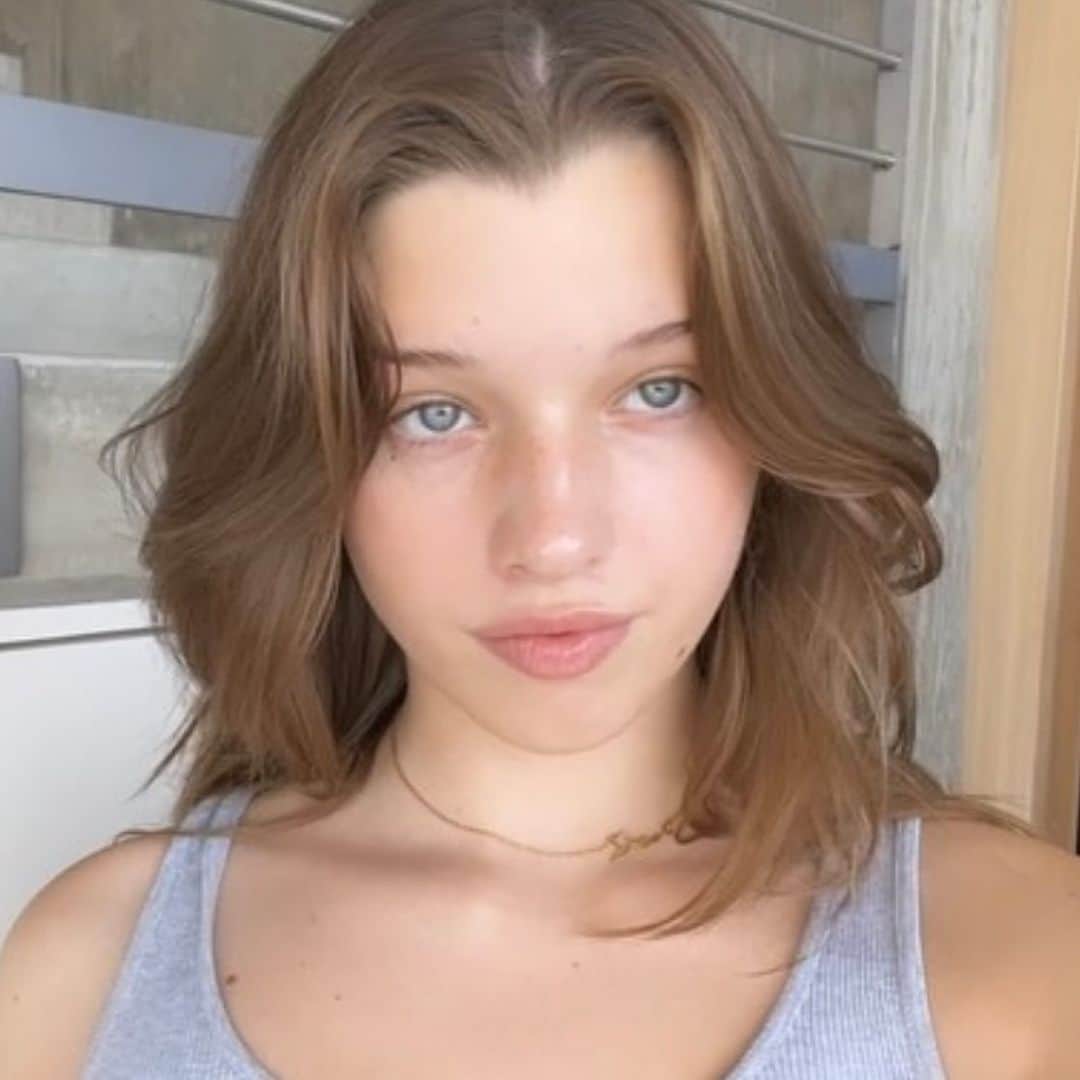 ミラ・ジョヴォヴィッチのインスタグラム：「Happy Sweet 16 to my heart and my love @everanderson!! I never understood what true love was until you came into our lives. You made and continue to make me a better person every day. You inspire me to be the best I can be because I see you striving to be the best you can be. You’re my best friend, the amount of times I’ve laughed with you until I can hardly breathe is too many to mention. I watch you grow with such endless pride inside me because I’m seeing such an extraordinary human evolving through your own desire to be a better person. You constantly challenge yourself in ways I never dreamed of at your age. The way you see life and yourself in it is so spot on. Your gut instinct is so well tuned and your take on people around you is wise beyond your years. Beyond many adults years that are so much older than you. Beyond my years even and that’s a lot of years😂. I’m constantly impressed with you and the way you go about your days, making sure you get the things done that you know are good for you. What can I say? I’ve definitely won the lottery with you as a teenager. I wish I could say it’s my amazing mothering skills, but I know I’ve made a lot of mistakes raising you and it’s for sure been a partnership between us. I feel you’ve taught me so much more than I can ever teach you. And you continue to teach me and open my eyes to different ways of seeing things and doing things. Your cleaning skills are wanting I’ll say that, so thank goodness there’s still something I can help you with😉. But honestly, YOU ARE EVERYTHING and more and more and more surprises me every day. God how can I describe the depth of feelings in my heart??!!!! I am so blessed to have you! So blessed. I’m going to ugly cry just thinking about it. Now I’m going to stop because I need to wake you up so we can go get those amazing croissants you asked for instead of birthday cake🥳」