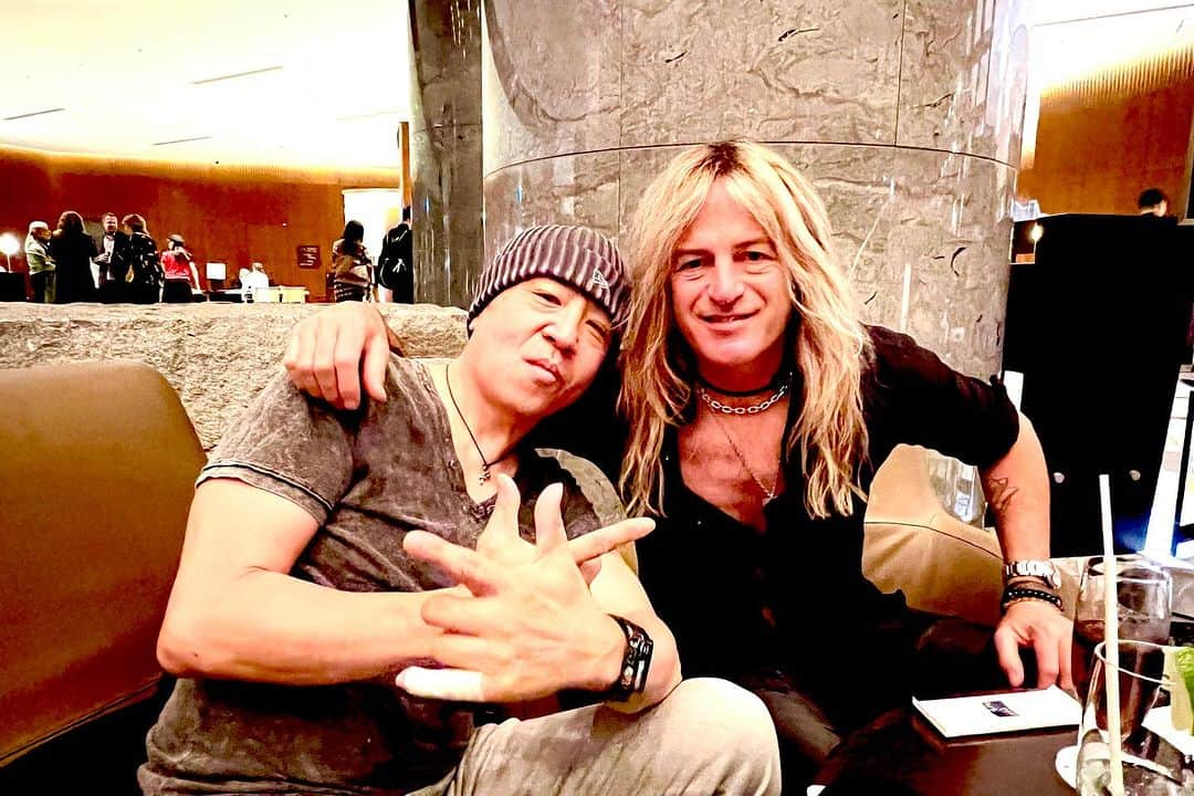 世良公則のインスタグラム：「・・・・・・  ダグと再会  最高の友  嬉しさが止まらない  I met my best friend Doug Aldrich in five years.  and he left for switzerland without time to slow.  and he'll show a swiss fan the best stage.  I'm sure of it.  thank you for spending your time with me.  ・・・・・・  #世良公則 #masanorisera #thedeaddaisies #dougaldrich #rocknroll #tokyo」