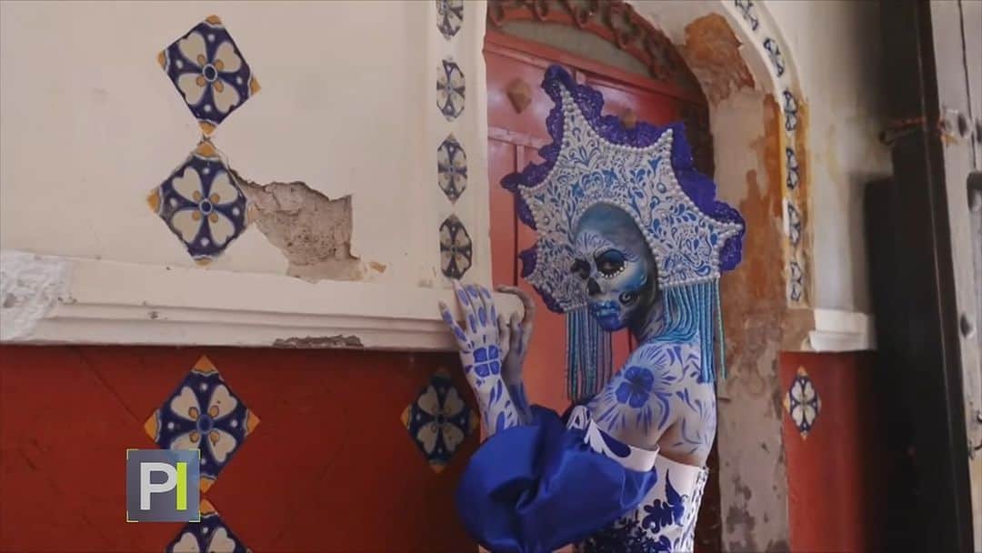 Primer Impactoのインスタグラム：「Una "catrina andante" lleva al mudno su colarida tradición todo el año. Su historia te la cuenta @magalyortiztv a las 5pm/4c en #PrimerImpacto 📺.」