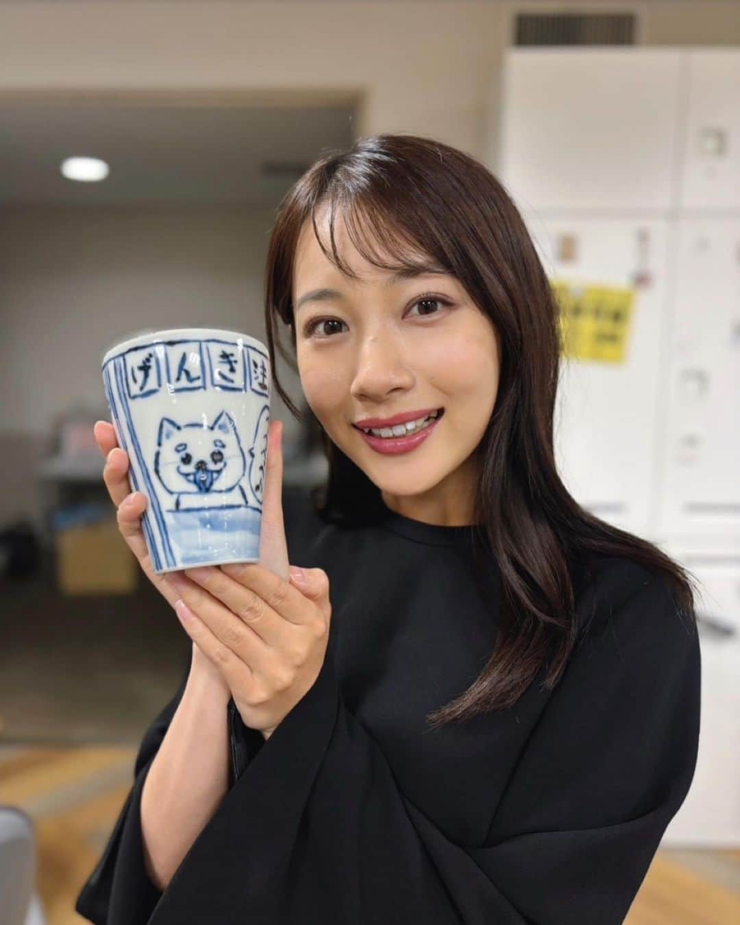 青木美奈実さんのインスタグラム写真 - (青木美奈実Instagram)「🍁秋の砥部焼まつり🍁 4日(土)5日(日)開催！  今年も1日目の司会を務めます🎤  チャリティーオークション用に、 焼酎カップを絵付けしました！  テーマは『ねぎらい柴犬屋台』 前と後ろに"つかれ回収"と "げんき注入"の屋台があります。  癒しの柴犬店主が労ってくれます！  仕事が立て込んでいるときに絵付けしました(笑) その分、このカップで癒されるように という思いがこもっています！！！ 仕事や家事など、 何かしら立て込みがちな方の元へ届きますように…🌟  #南海放送 #アナウンサー #砥部焼 #秋の砥部焼まつり」11月4日 0時24分 - aoki_minami_