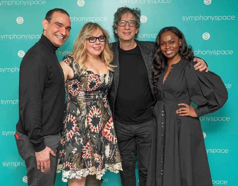 カーステン・ヴァングスネスのインスタグラム：「Folks sitting together with art makes space inside to go deep and creative, hard to be contracted when you are all together reading and listening and stretching your wonder muscles. What a joy to share a stage with my darling friends @neilhimself @yetide & @javiermofficial - they were so compelling to listen to @selected_shorts @symphonyspace for the #raybradbury evening- then after it all I got to see a whole gaggle of pals including @debbiemillman (how lucky am I that my doppelgänger is a smoke show?!? ) People who are into reading short stories out loud to other people are my people. Photo Credit: Kevin Yatarola」