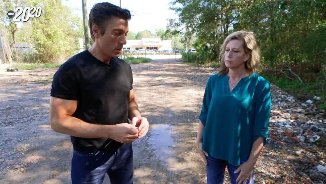 のインスタグラム：「@DavidMuirABC’s new #ABC2020 investigates the 40-year mystery after police found the remains of a young couple in a dense Texas woodland.  “Baby Holly Found” full episode premieres tonight at 9/8c on ABC. Stream this weekend on hulu.」