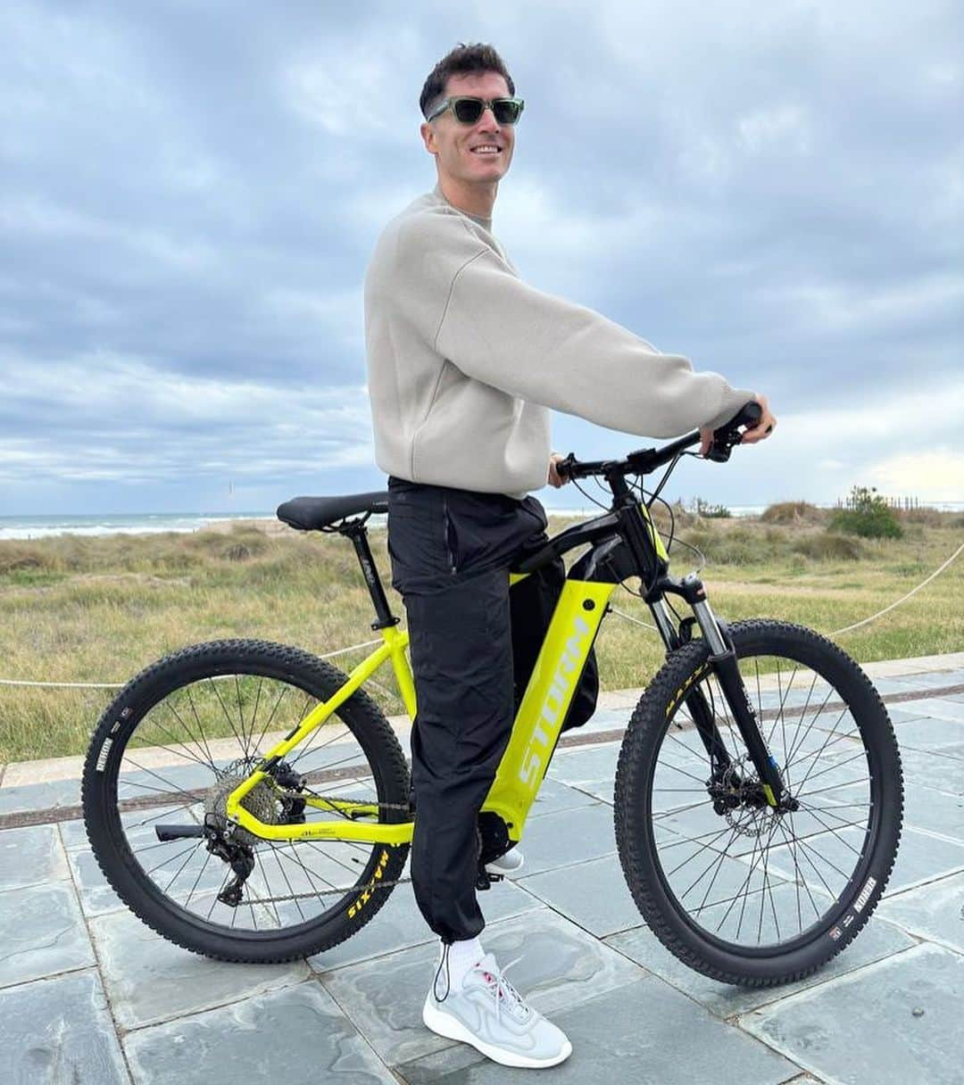 ロベルト・レヴァンドフスキさんのインスタグラム写真 - (ロベルト・レヴァンドフスキInstagram)「🚴‍♂️ Embrace the Friday vibes with a bike ride.  @sm_stormbikes  #paidpartnership  #reklama」11月4日 0時30分 - _rl9