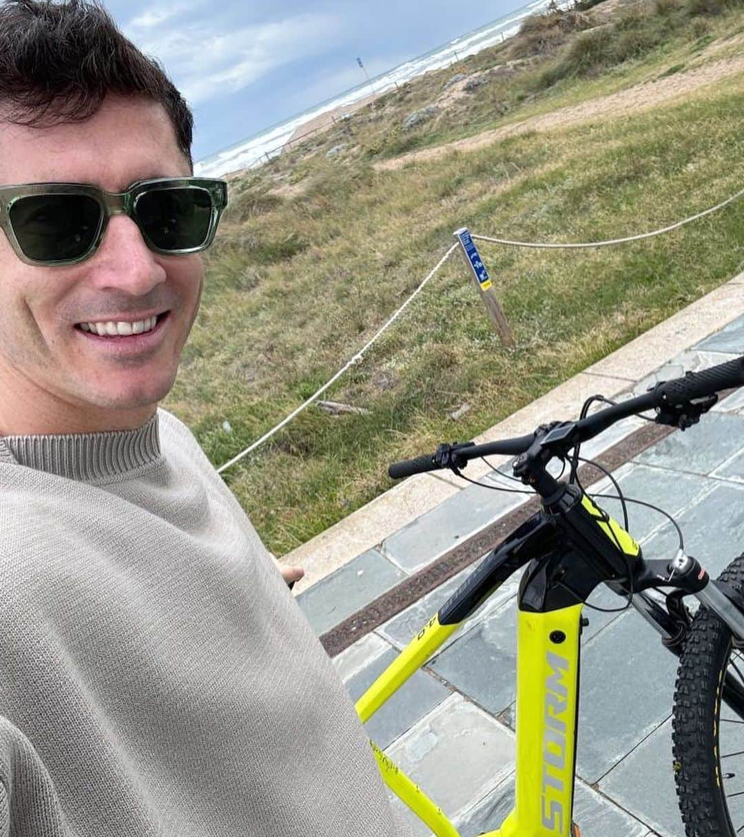 ロベルト・レヴァンドフスキさんのインスタグラム写真 - (ロベルト・レヴァンドフスキInstagram)「🚴‍♂️ Embrace the Friday vibes with a bike ride.  @sm_stormbikes  #paidpartnership  #reklama」11月4日 0時30分 - _rl9