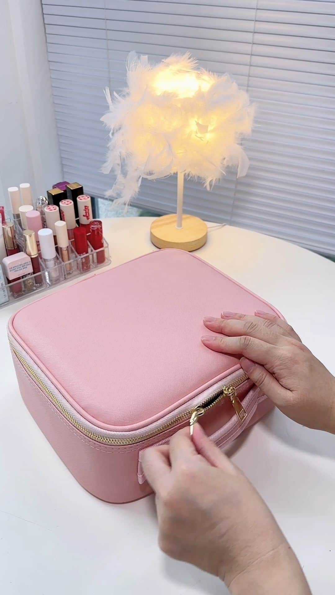 SHEINのインスタグラム：「Take your beauty faves on the glow with the perfect makeup case, featuring a lighted vanity mirror for the superstar treatment! 🪞🌟💋  🔎21506998   #SHEIN #SHEINforAll #SHEINstyle #fashion #chic #saveinstyle」