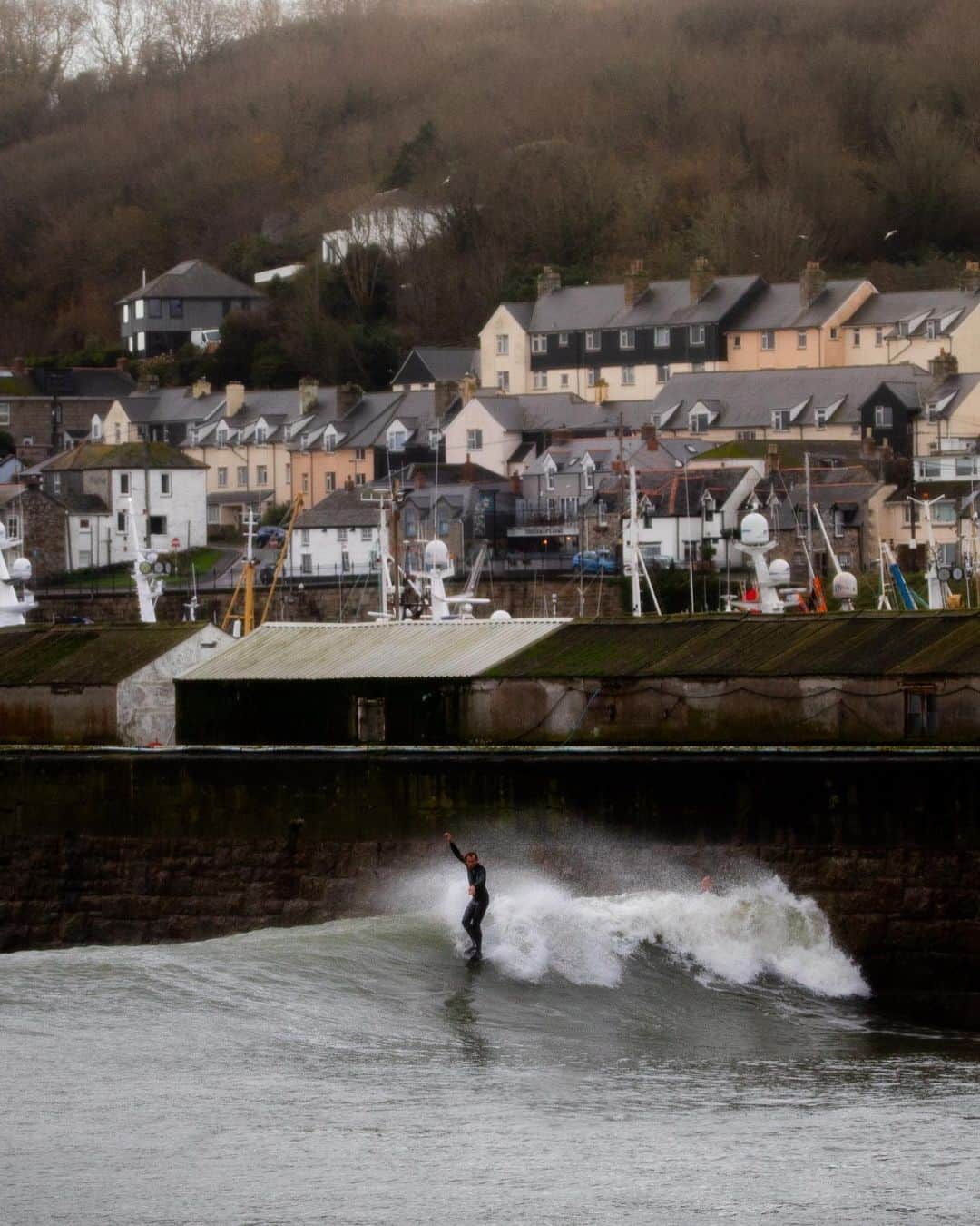 surflineさんのインスタグラム写真 - (surflineInstagram)「Most of England’s exposed breaks were a complete no-go, you had to seek shelter from Storm Ciarán, like @adambearmangriffiths here. See what the biggest swell of the season (so far) did in the UK and Ireland at the link in bio. Follow @surfline_eur if you enjoy locals covering swells in their own backyards.   Photo: @lugarts」11月4日 0時31分 - surfline