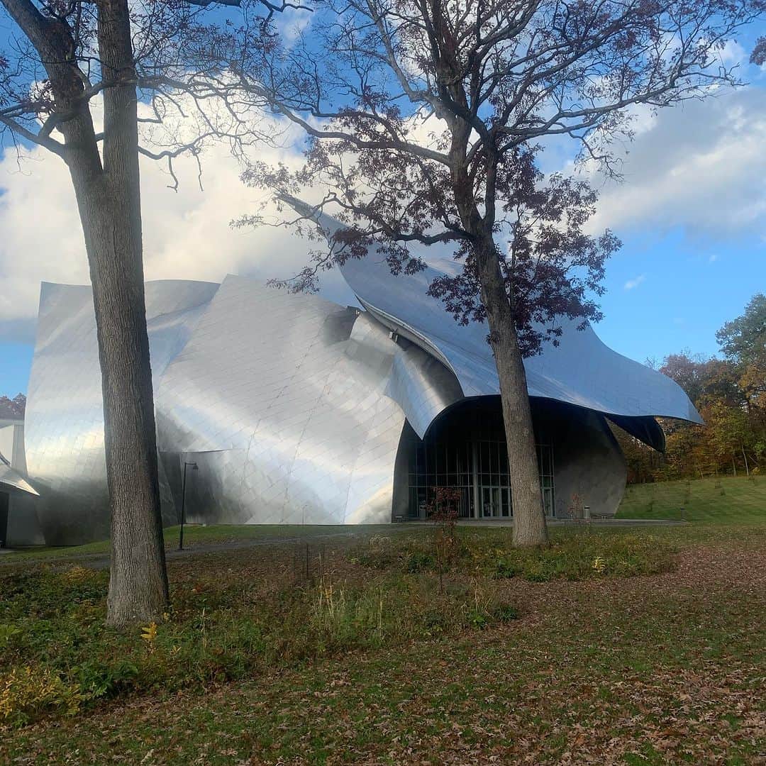 小林エリカのインスタグラム：「Bard College @bardcollege が”SUNRISE and Trinity,Trinity, Trinity “ @astrahousebooks with translator Brian @asa_no_burei Book Tour 最後の地になりました。 たくさんの方々にお集まりいただき、最後は沢山のご質問もいただき、みなさまにお答えできないままごめんなさい。でも本も手に取ってもらえてサインとともにお話しできて感激でした。  この素晴らしい会を沢山のご準備とともにご企画くださったChiara Pavone パヴォーネ・キャーラさん、ありがとうございました！  当日、クラスでも”Trinity,Trinity, Trinity “を教えてくださっているNathan Shockeyさんに素晴らしい司会もありがとうございました。  管啓次郎 @coyotesca さんとは入れ違いでしたが、同じBardの翻訳シリーズのトークに参加できて嬉しかったです。  このような機会を @jf_newyork ありがとうございました！  Book Tour楽しかった！！」