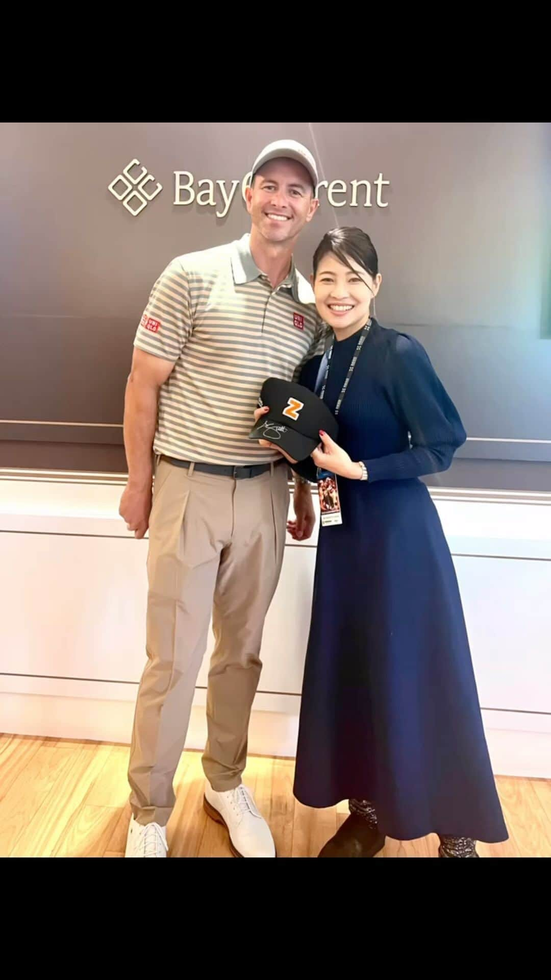 吉田玲奈のインスタグラム：「✪ PGAツアートーナメント ⛳️ZOZO CHAMPIONSHIP 2023  今年も千葉県習志野カントリーで開催されました！世界最強プロゴルファーが集まるゴルフトーナメント⛳️ 毎年必ず観に行かせてもらっていますが今年はなんと‼️ちょっとお仕事も✨✨  オーストラリアのスーパースター（2013年マスターズ優勝） アダムスコット選手にホールアウト後、インタビューするトークショーの司会をさせてもらいました❤︎ 笑顔がとてもステキなナイスガイ😉 お顔が小さい〜✨ 一つ一つの質問にゆっくり丁寧に答えてくださいました✨ この日は土曜日3日目の試合後。 ひとりひとりにサインと、にこやかに写真を撮ってくれて本当に神対応でした♪  「日本食は何が好きですか?」と聞いたら 『ヤキニク！』って言うから、すかさず 「どこの部位が1番好き？」って聞いたら笑われて 『良い質問だっ。タンが好き』だそうです😜 わたしも〜っ❣️w  この日、ラウンジで村口史子プロと再会（7月にお仕事ご一緒したばかり😊）と石川恵子プロにもお会い出来て、たくさんお話しさせてもらい楽しい時間をありがとうございました♡ @fumikomuraguchi  ❥まいまい写真と動画ありがとね^ ^ @hashimotomai430   #アダムスコット #プロゴルファー #夢のような時間 #ZOZOチャンピオンシップ2023 #golf #pgatour #adamscott #ZOZO #ラウンジ観戦 #司会 #セントフォース #吉田玲奈 #ゴルフ女子 #イベント司会 #reinagolf」