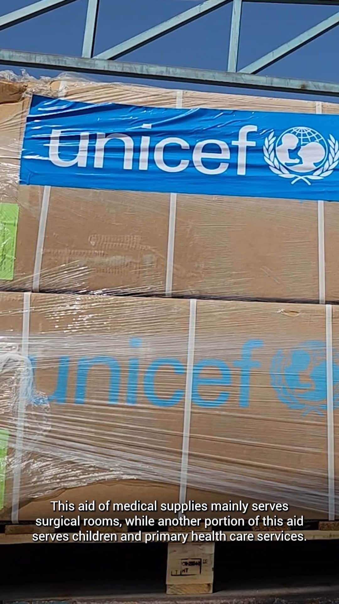 unicefのインスタグラム：「With our partners, UNICEF delivered medical supplies to Al-Nasr hospital in Khan Younis, Gaza.  The health system in the Gaza Strip has reached a critical point of collapse.  UNICEF is calling for an immediate humanitarian ceasefire and unrestricted humanitarian access.」