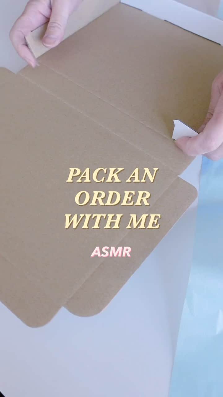 AZのインスタグラム：「ATOZのアイテムを発送する様子です。ふんわりと愛を込めてお包みしています。ASMRバージョンでどうぞ🌹✨  ・ ・ Here is a shot of ATOZ items being shipped. Softly and lovingly wrapped, please enjoy this ASMR version🌹✨ ・ ・ ・ #packanorderwithme#packingorders#asmr#packwithme  #atoz_official#エナジーキャンドル #キャンドル #キャンドルのある暮らし #エナキャン #数秘術の魔法#スタジオ#カラフル #世界観 #自分らしく生きる#自分を好きになる#お気に入り#ラッピング#プレゼント#アトリエ#カラフル#浄化#クリスマスプレゼント」