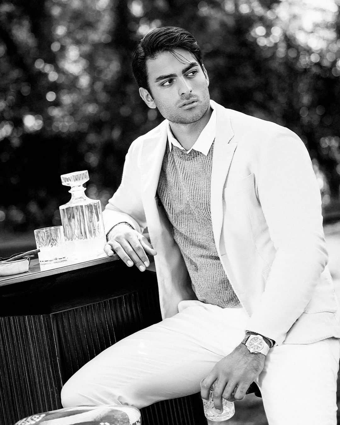 ゲスのインスタグラム：「Holiday's finest. @matteobocelli for GUESS Holiday '23 Campaign. #GUESSMens」