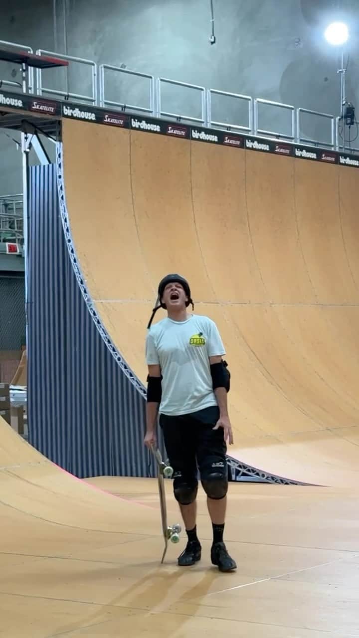 トニー・ホークのインスタグラム：「TFW when you’re old AF and you just filmed your ender clip for your final skate video after breaking your leg last year. We’ve all been there, right?  🎥: @_aliminator (full video coming this month) To those saying “we’ve heard you say that before:” I’ve done some tricks for the last time but not a final video. I will continue to skate but I’m winding down my efforts to try new (risky) stuff. My mortality is surfacing and I have accepted my comfort zone. I am not quitting, but I’ll mostly be “returning to the classics” from here on out. Thanks for being remotely interested in this attempt at a graceful exit.」