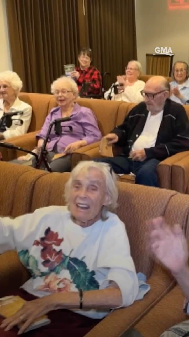 のインスタグラム：「This senior living center hosts a @goldenbachabc watch party for residents! 👏🌹❤️  #GoldenBachelor #Seniors #WatchParty #BachelorNation」