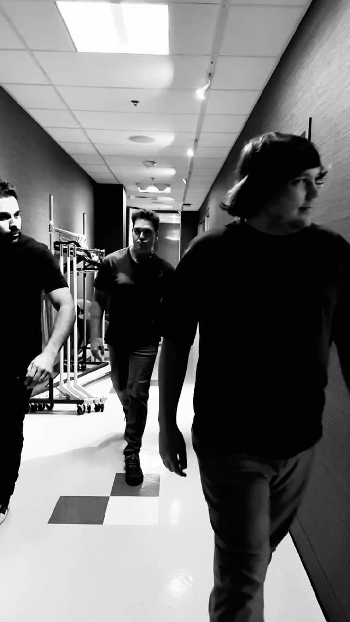 デイン・クックのインスタグラム：「The cool walk to the hot stage. @adamw @drewdunncomedy」