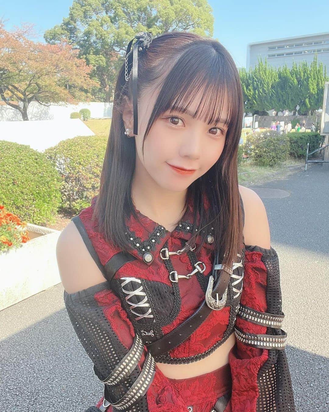 のインスタグラム：「🏫 ⁡ こんばんは〜 ⁡ 今日のライブ前のひなみさんです〜 バンド衣装ちょっと久しぶりな感じするね🎸 ⁡ 今日は生明祭におじゃまさせていただきました🐓 会いに来てくれた皆さんありがとうございました！ 天気にも恵まれ、金曜日会えて嬉しかったです🌞 ⁡ 帰りにメンバーと学生さんの屋台を巡って わたあめやチュロスを食べました🐥 ⁡ ライブの後にお仕事終えて 久しぶりにおうたの練習カラオケ配信して マイディアさんのゆかちゃんと しゃぶしゃぶ食べました🐦幸 ⁡ 良い1日でした〜！👶🏻 ⁡ ⁡ あした❕ ⁡ 『手羽セン全国ツアー2023「行く先、手羽先」 宮城公演』 📍enn 2nd 15:30開場/16:00開演 ⁡ 宮城公演！仙台！🐮 お会いできるの楽しみにしてます！ よろしくお願いします☺️ ⁡ ⁡ 平日たくさんおつかれさま🍵 またあした〜！ ⁡」
