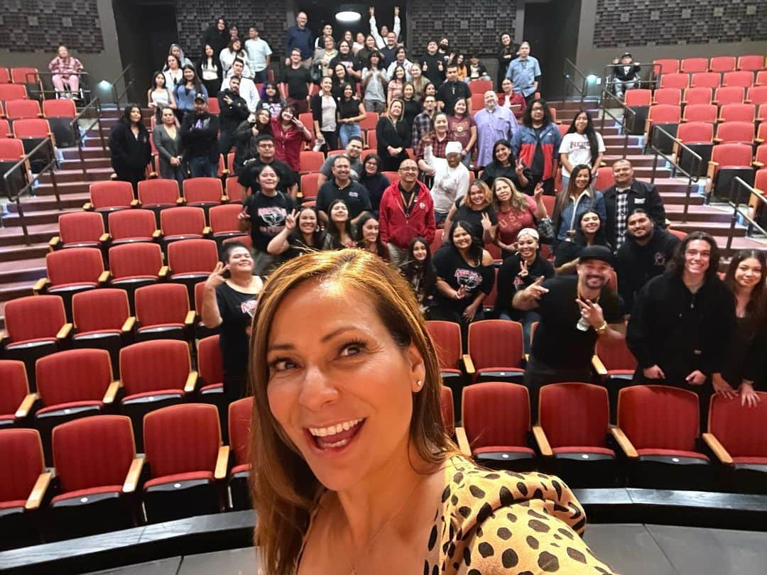 コンスタンス・マリーのインスタグラム：「#FBF to Dia De Los Muertos!! Thank you so much Professor @xicana100 for inviting me to speak to your creative and sweet students of Chicano Studies! Speaking to them about Dia De Los Muertos and Chicano Culture was such an honor! Seeing their beautiful young faces and seeing their meticulous & gorgeous work on their ofrendas/alters truly was inspiring to me! And the Dia De Los Muertos Barbie gift from your daughter, made my inner child so happy!!  ✨💕✨ I hope they had as much fun as I did! Please thank them for indulging my selfie compulsion! Gracias for everything! 📸 ✨💕🙏🏽💕✨ #DiaDeLosMuertos @pierce_college  #Gracias #ThankYou #FlashBackFriday #Friday #PierceCollege #Mecha #ChicanoStudies #Students #DiaDeLosMuertos #Fyp #ForYou」