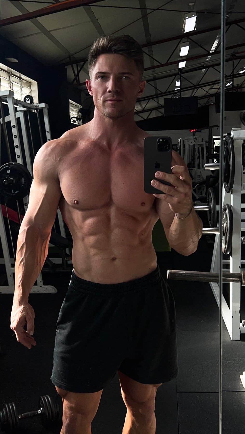 スティーブ・クックのインスタグラム：「What would people know about you if they saw your camera roll?  1. Workout 2. Play golf 3. Likes to dress up occasionally  4. Lots of Morgan’s bum lol」