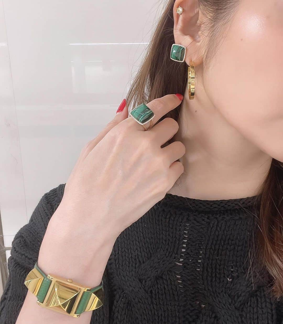 MAMIさんのインスタグラム写真 - (MAMIInstagram)「わたしはjewelryと美容が 大好物なんですけど、  お靴とコートも好き❤️ (バッグ熱は冷め気味、いや冷めて欲しい、お洋服は着心地最優先)  さてと 秋冬といえばタイツ＆ブーツ。  断捨離ズムしてて あまりにも個性的な ブーツばかりの中 (パイソン柄とか、スタッズゴリゴリとか、スパンコールぎっしりとか、ファーもりもりとか、超ニーハイとか)  ストンとしたシンプルで ロングすぎず 足首にモタモタ溜まらないの ほしいなぁとウロウロしてた 矢先  シューズクローゼットの奥から 10年ぶりに 引っ張り出した サルトルちゃんが シンプルで良い感じ。 @sartoreofficiel  (乗馬系トラディショナルの大御所)  やはり往年の名作は 時を経ても良い。 木型と皮の厚みが膝肉の 柔らかみとよいコントラスト。  そして 足云々の前に腰に来ない。 (不安定なヒールに耐えれない腹横筋の持ち主です) きちんと裏張りして お手入れして しまっておいてよかった♡	 おかえりなさいませ。  ジュエリーはALLBLACKの ポイントに @mamirc_finejewelry  マラカイトをon 時計もGreenにて♡	   そろそろコートも出さないと！  #灯台下暗し#サルトル#断捨離#ブーツコーデ #ジュエリー好きな人と繋がりたい #ジュエリーデザイナー#hermes #復活祭#アラフォーコーデ#sartore」11月4日 0時52分 - mami_rcj