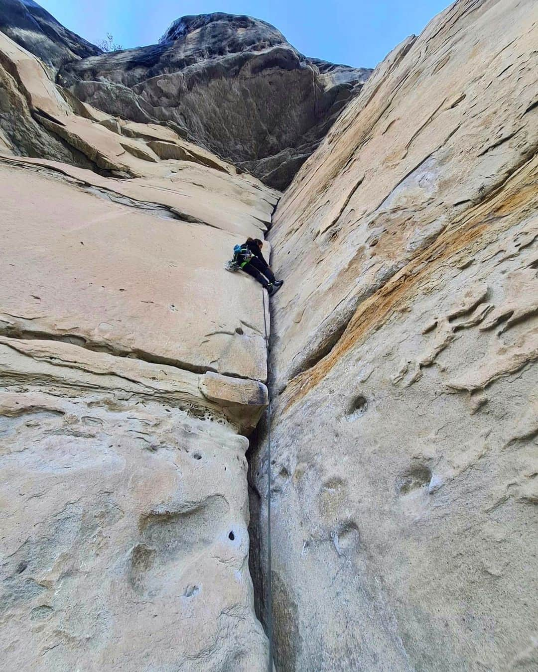 メリッサ・ル・ネーヴェのインスタグラム：「Small trip to Annot to escape the constant bad weather. Enough wind to find dry rock at least and get the chance to play with gears to prepare bigger trip. Realized how heavy are some friends N°5&6 to climb with and will be probably more psyched to find mini placement instead in the future 🤣 Starting to become a #tradisrad person recently !  @adidasterrex @fiveten_official @team_edelrid @deuter  #climbing #trad #craks #adventure #outdoors」