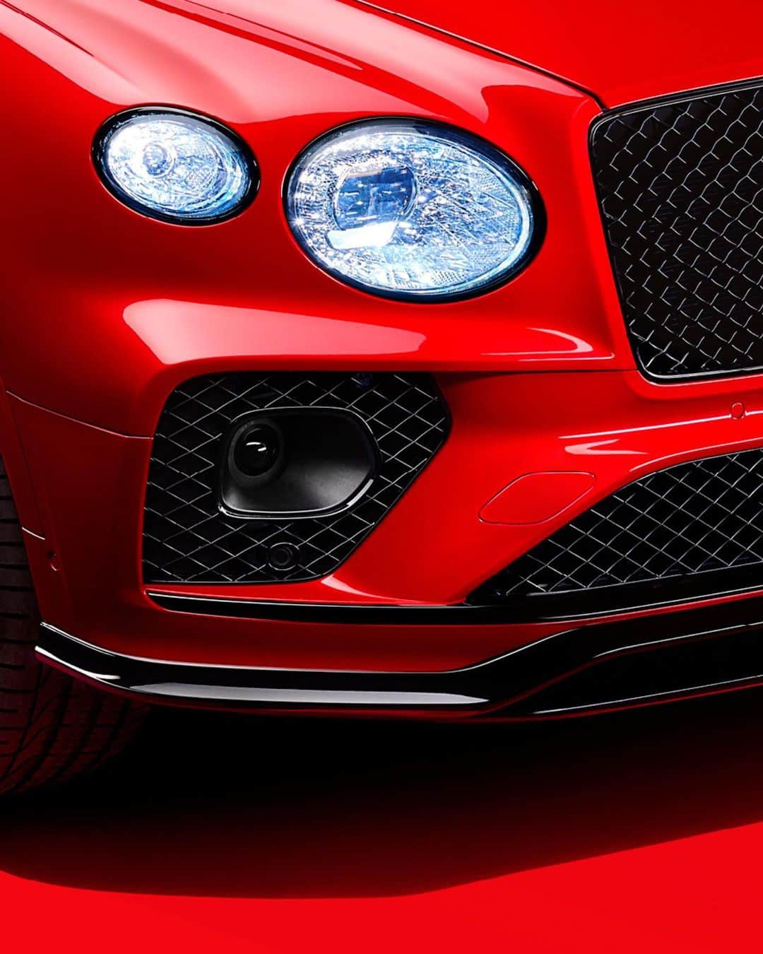 ベントレーのインスタグラム：「Dare to be bold in the Blackline Bentley Bentayga.   _ #Bentley #Bentayga S (V8) WLTP drive cycle: fuel consumption, mpg (l/100km) – Combined 21.7 (13.0). Combined CO₂ Emissions – 294 g/km」