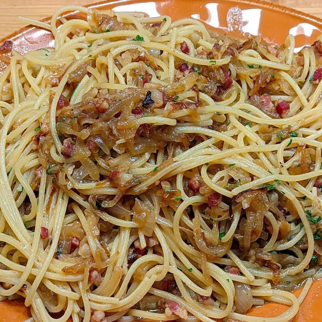 レイチェル・レイのインスタグラム：「Spaghetti, pancetta and onion sauce invited a WHOLE BUNCH of Parmigiano-Reggiano cheese to this party 🎉   The simplest crowd-pleaser you can make in the cold months of the year.   recipe link in the bio~」