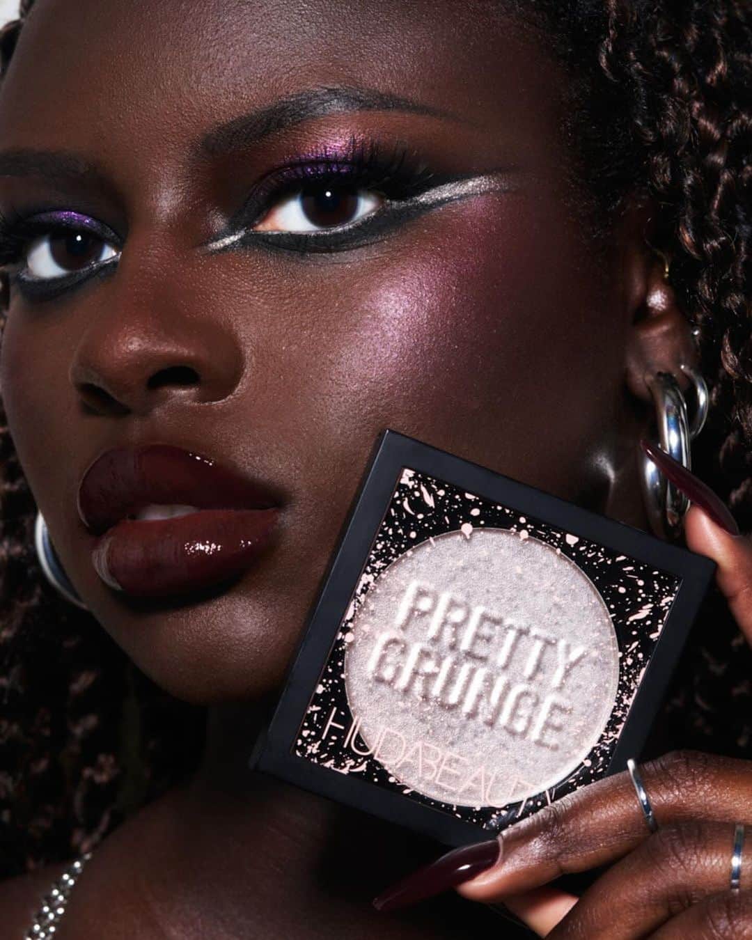 Huda Kattanさんのインスタグラム写真 - (Huda KattanInstagram)「In case you missed it, grunge is the new glam 💅🏽 From smudged under-eyes to fierce eyeliners, our NEW Pretty Grunge Collection is all about breaking free & embracing your inner rebel 🔥  🌍  𝗔𝗩𝗔𝗜𝗟𝗔𝗕𝗟𝗘 𝗚𝗟𝗢𝗕𝗔𝗟𝗟𝗬 🌎  #PrettyGrunge」11月4日 0時59分 - hudabeauty