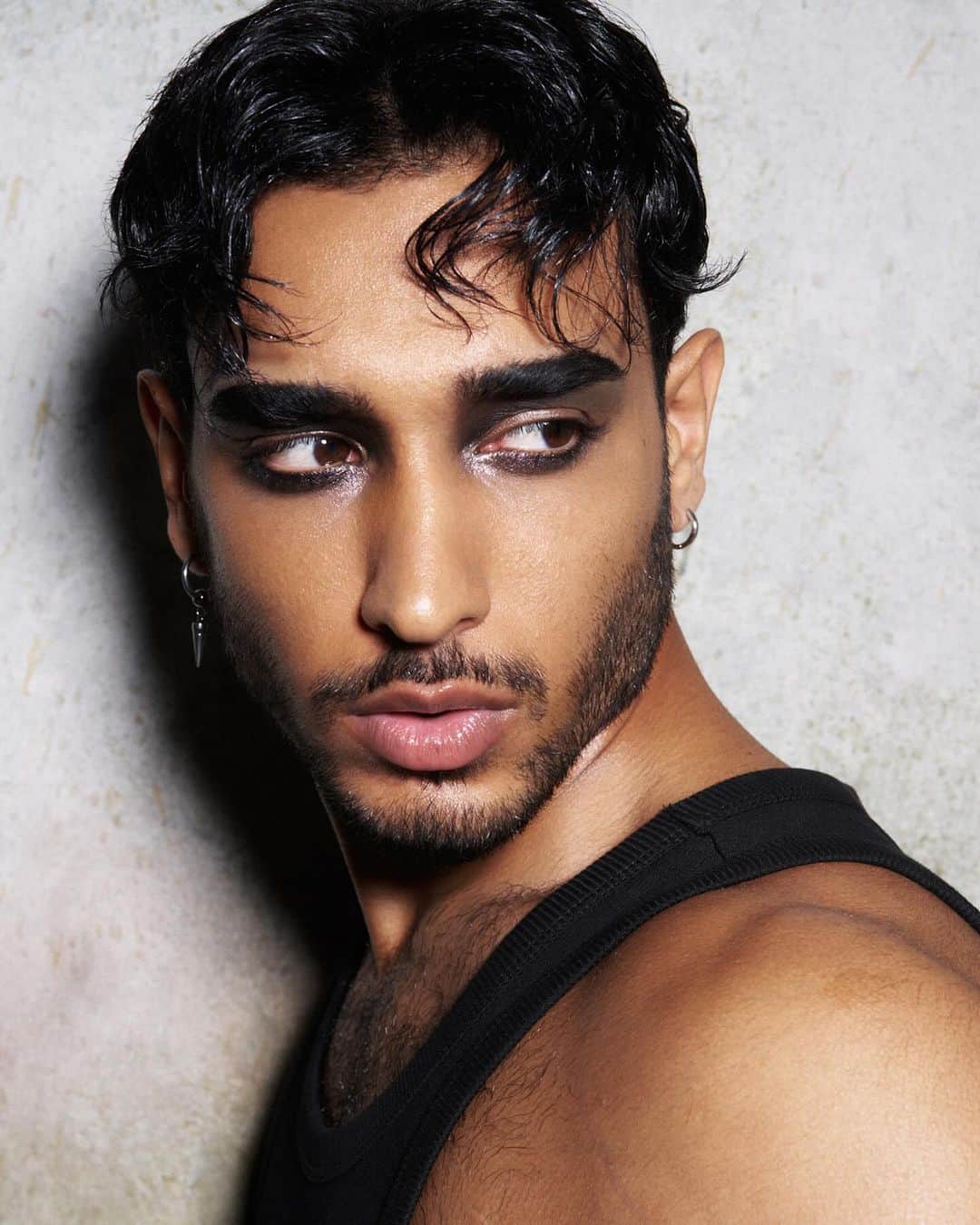 Huda Kattanのインスタグラム：「In case you missed it, grunge is the new glam 💅🏽 From smudged under-eyes to fierce eyeliners, our NEW Pretty Grunge Collection is all about breaking free & embracing your inner rebel 🔥  🌍  𝗔𝗩𝗔𝗜𝗟𝗔𝗕𝗟𝗘 𝗚𝗟𝗢𝗕𝗔𝗟𝗟𝗬 🌎  #PrettyGrunge」