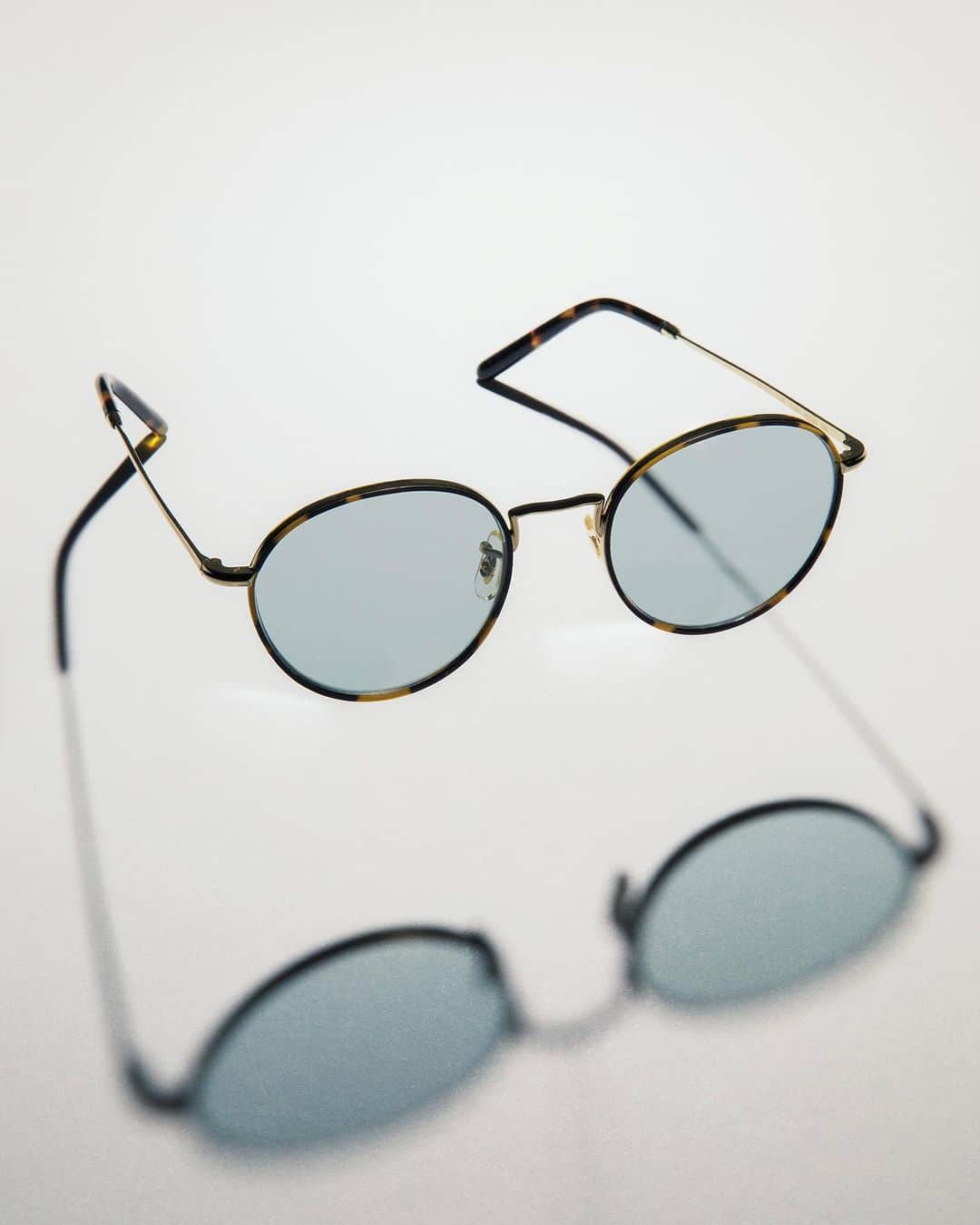 オリバーピープルズのインスタグラム：「SIDELL in Sea Mist. This distinct optical style reimagines a vintage silhouette with a classic Windsor Rim and washed lens. ⁠ #OliverPeoples Fall 2023.」