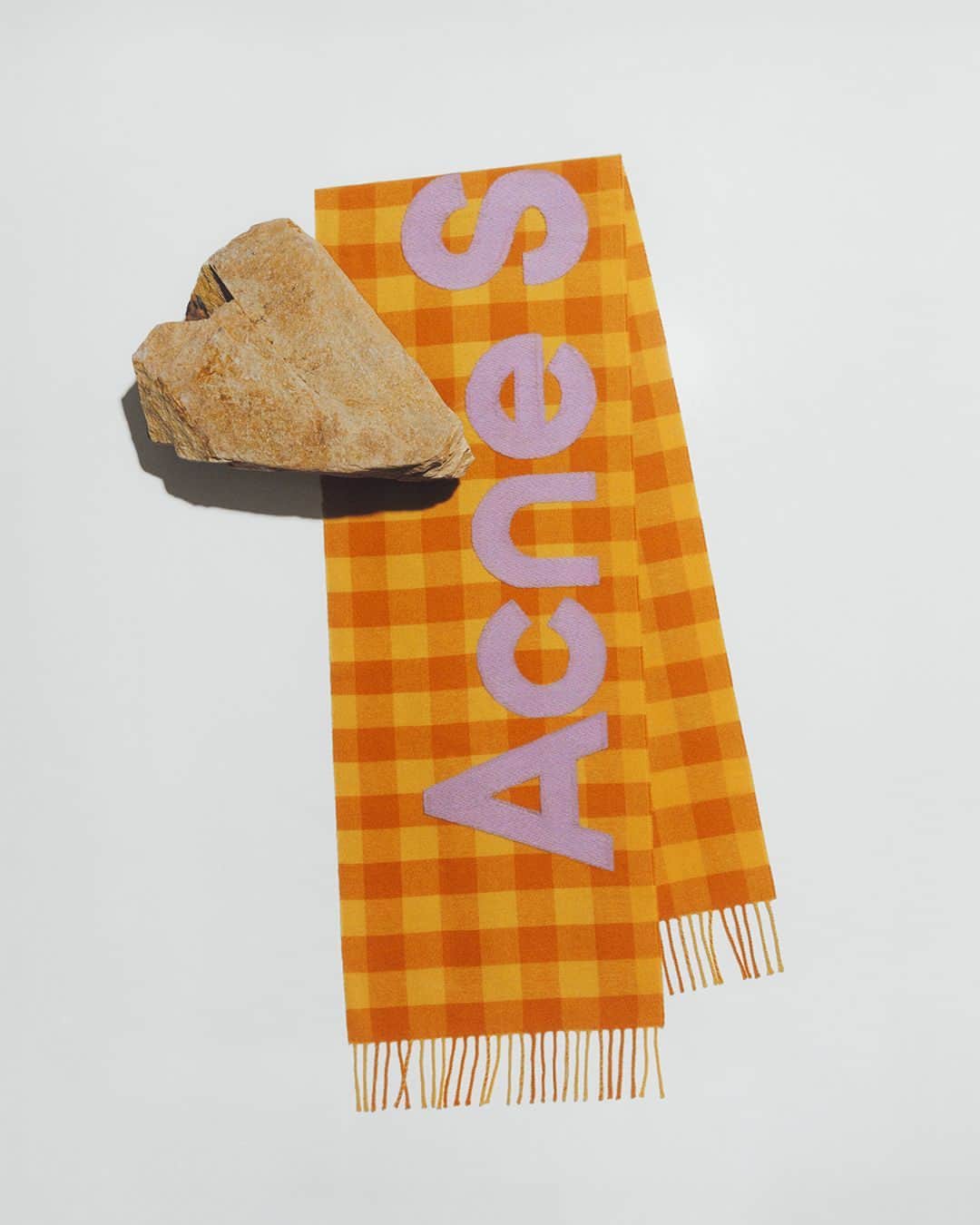 Acne Studiosのインスタグラム：「Our iconic scarves add an energetic touch to the cosiest season of the year. Discover new #AcneStudios scarves, available now in store and online. ⁣ ⁣ Photographer: #JeanMarieBinet (@JimBiners)⁣⁣⁣⁣ Set designer: #AliceKirkpatrick (@Alicekpk)」