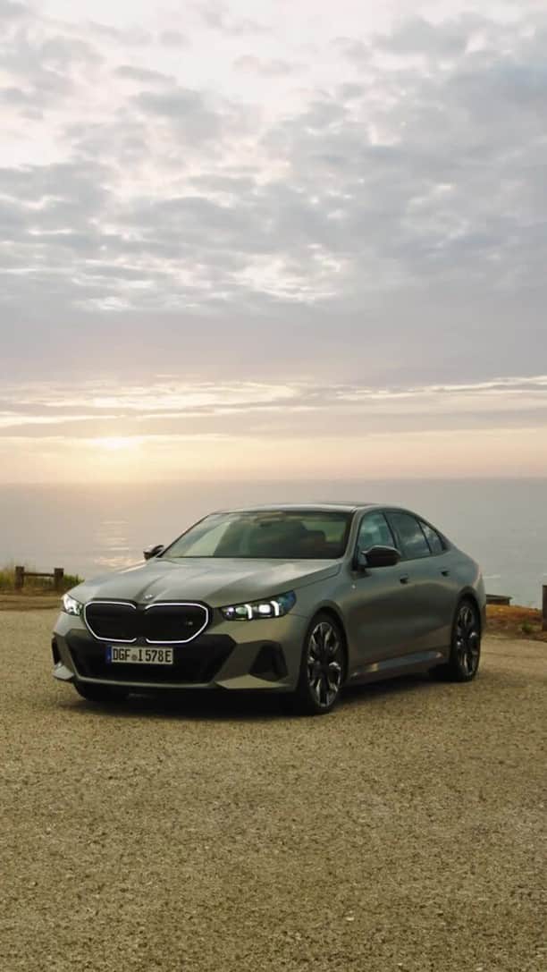 BMWのインスタグラム：「If you 🤫 you can hear the sound of the 🌊. That's 100% electric.   THE NEW BMW i5. 100% electric.  #THENEWi5 #THEi5 #BMW #BMWi #BMWElectric __ BMW i5 eDrive40​: Combined power consumption: 19.7–15.9 kWh/100 km. Combined CO2 emissions: 0 g/km. Electric range: 472–582 kilometers. All data according to WLTP. Further info: www.bmw.com/disclaimer」