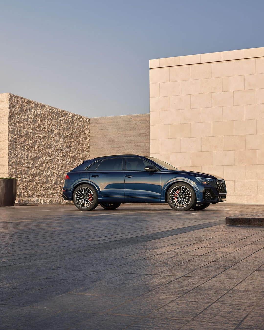 Audiのインスタグラム：「Captivating design in every curve. Take a closer look at the 2024 Audi SQ8. Visit the link in our bio to learn more.​」