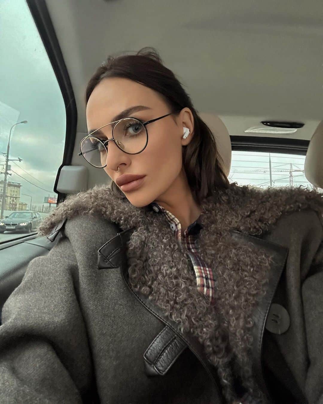 Ekaterina Varnavaのインスタグラム：「Надела очки и увидела, что друзей стало мало, зато чистого воздуха - так много😘」